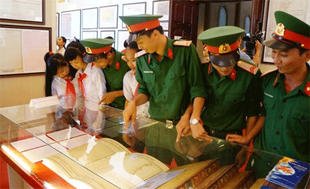 “越南的黄沙和长沙—历史和法理依据”地图和资料展在广南省举行 - ảnh 1
