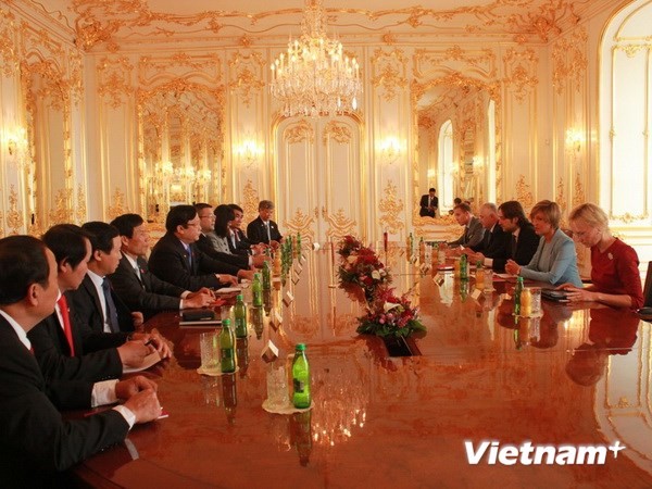 越南国会高级代表团对斯洛伐克进行工作访问 - ảnh 1