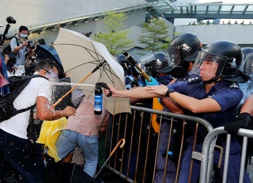 中国香港警方拘捕旺角26名示威者 - ảnh 1