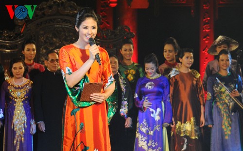 “我们的奥黛”表演活动展现越南女性的婀娜多姿 - ảnh 1