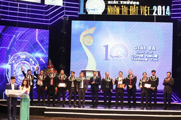 2014“越南英才奖”颁奖仪式在河内举行 - ảnh 1