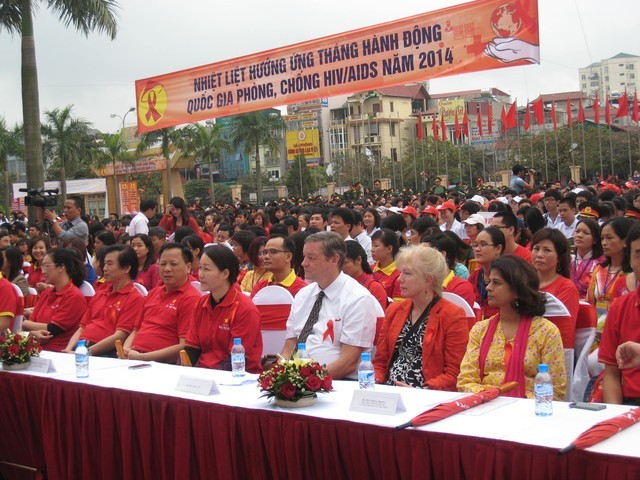 越南各地举行集会响应2014年艾滋病防控国家行动月 - ảnh 2