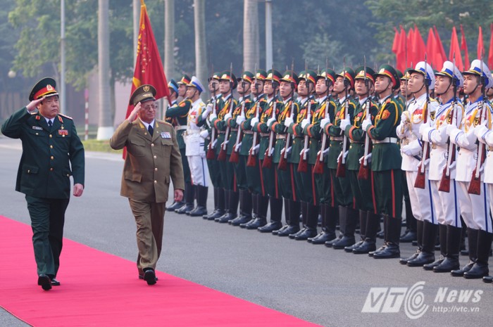 越南国防部部长冯光青同古巴革命武装力量部部长辛特拉举行会谈 - ảnh 1