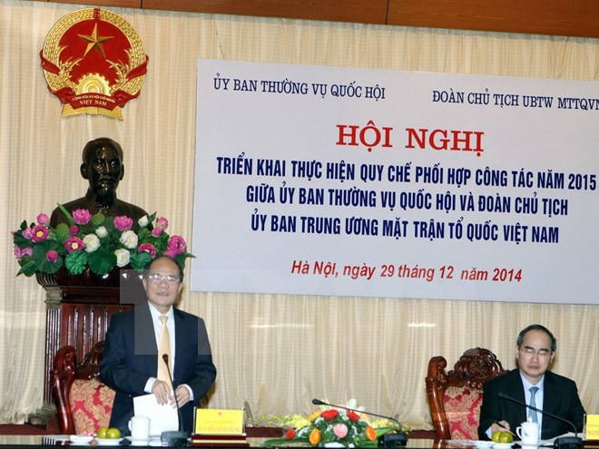 越南国会常务委员会和祖国阵线中央委员会主席团提高配合举行接触选民活动质量 - ảnh 1