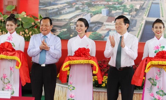 越南国家主席张晋创出席新化-陶窑运河改造项目落成典礼 - ảnh 1