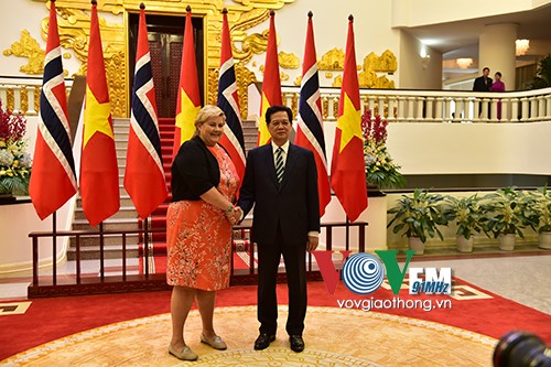 挪威首相索尔贝格圆满结束对越南的正式访问 - ảnh 1
