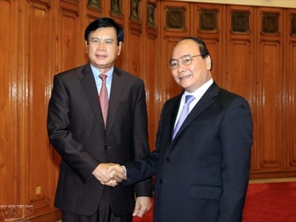 越南政府副总理阮春福会见老挝人民革命党经济发展战略研究部代表团 - ảnh 1