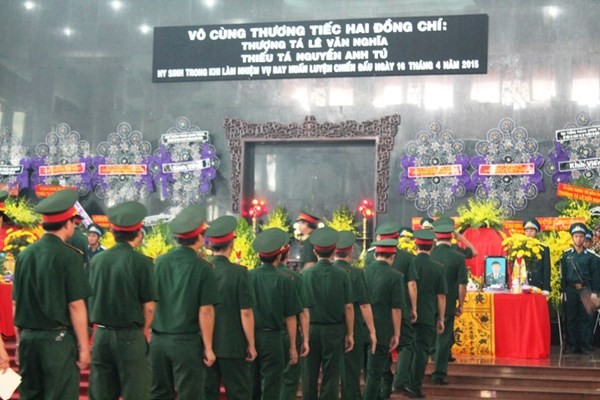 越南有关方面为在苏-22飞机失事事故中牺牲的两名飞行员举行追悼会 - ảnh 1