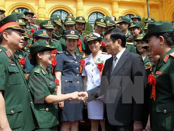 越南国家主席张晋创会见优秀女军人代表 - ảnh 1