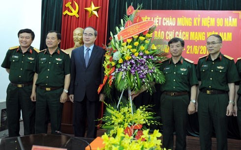 越南祖国阵线中央委员会主席探望并祝贺人民武装力量新闻工作者 - ảnh 1