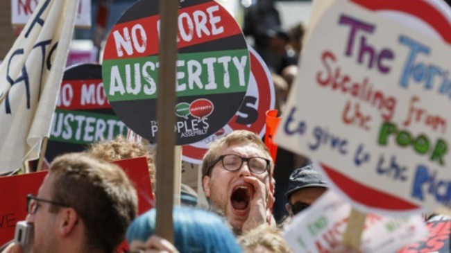 英国居民举行大规模示威游行抗议经济紧缩政策 - ảnh 1
