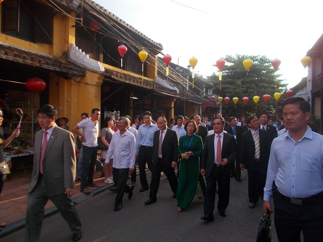 老挝总理通辛访问会安古城 - ảnh 1