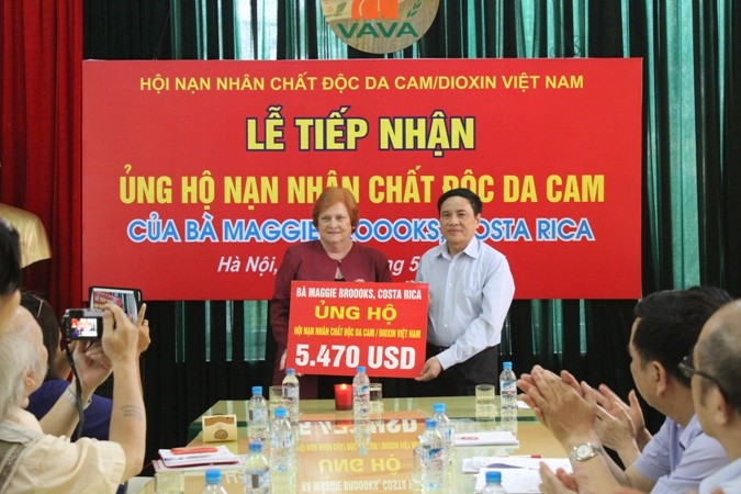 瑞士公民及其朋友向越南橙剂受害者捐赠一万美元 - ảnh 1