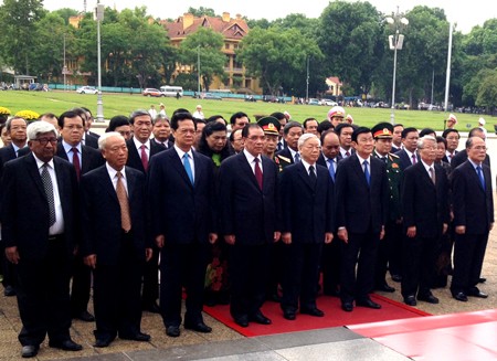 越南党和国家领导人上香缅怀历代英雄烈士并入陵瞻仰胡主席遗容 - ảnh 1