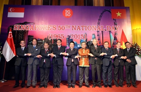 新加坡国庆50周年纪念酒会在河内举行 - ảnh 1