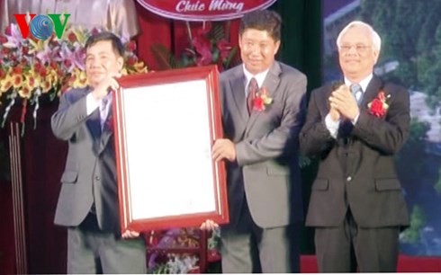 越南国会副主席汪朱刘出席后江省龙美市设市决定公布仪式 - ảnh 1