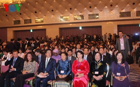 越南国会副主席阮氏金银出席在日本举行的国际妇女论坛 - ảnh 1