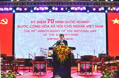 越南党、国家、国会领导人举行国庆招待会 - ảnh 1