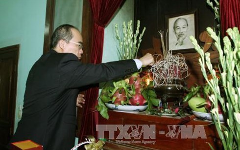 越南党、国家、祖国阵线领导人上香缅怀胡志明主席 - ảnh 1