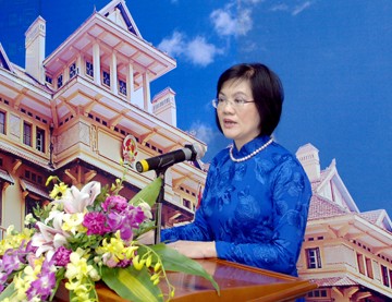 越南政府副总理兼外长范平明的夫人会见各国驻华大使夫人代表团 - ảnh 1