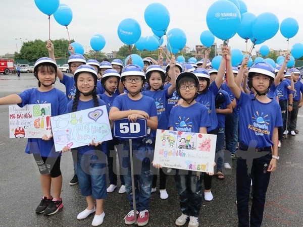 越南有关部门向海阳省小学生赠送头盔 - ảnh 1