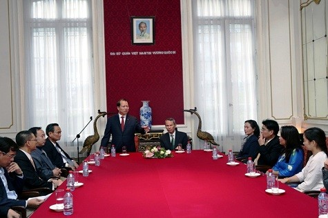越南政府副总理武文宁看望越南驻比大使馆工作人员 - ảnh 1