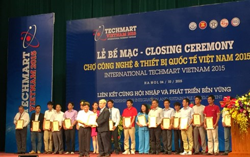 460多项合同和合作备忘录在越南2015年国际技术和设备交易会期间获签 - ảnh 1