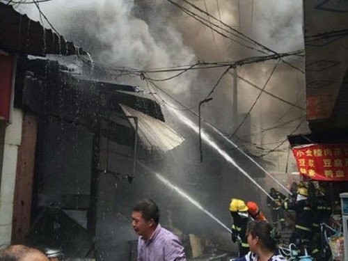 中国安徽省一家餐馆煤气爆炸  14名学生死亡 - ảnh 1