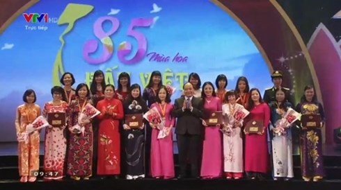 阮春福副总理出席越南妇女联合会成立85周年纪念大会 - ảnh 1