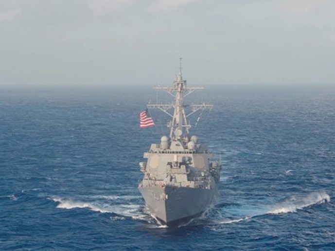 美国军舰进入中国在东海非法建设的人工岛12海里海域 - ảnh 1