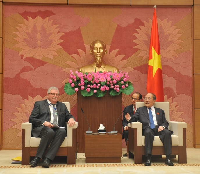 越南国会主席阮生雄会见欧洲议会代表团 - ảnh 1