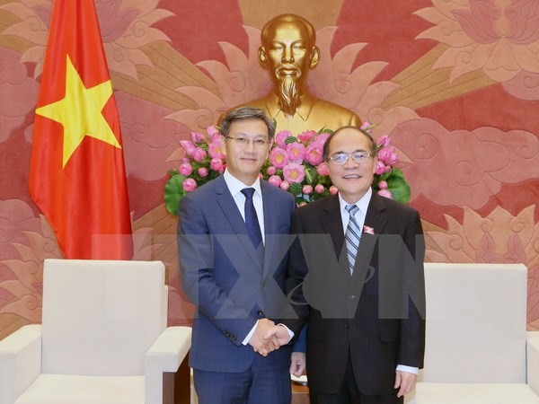 越南国会主席阮生雄会见老挝驻越大使通沙万 - ảnh 1