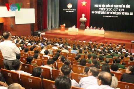 越南国会副主席黄玉山与岘港市选民接触 - ảnh 1