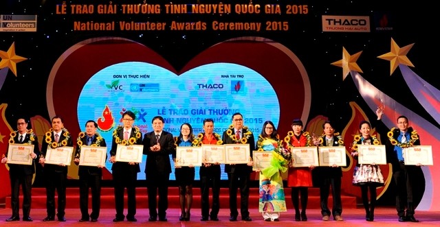 越南全国21个集体和个人荣获2015年国家志愿者奖 - ảnh 1