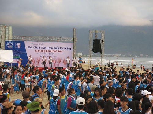  8000多名运动员参加“岘港海滩赤足”跑比赛 - ảnh 1
