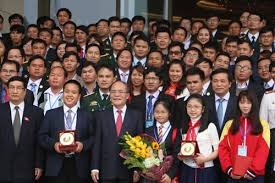 越南国会主席阮生雄会见出席越南第二次青年英才大会的代表 - ảnh 1