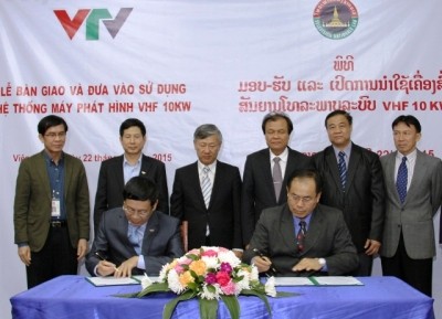 越南向老挝提供新技术电视信号发射机 - ảnh 1