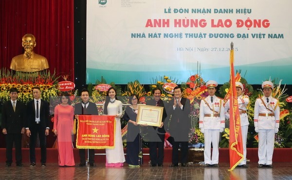越南当代艺术剧院和河内友谊医院获授劳动英雄称号 - ảnh 2