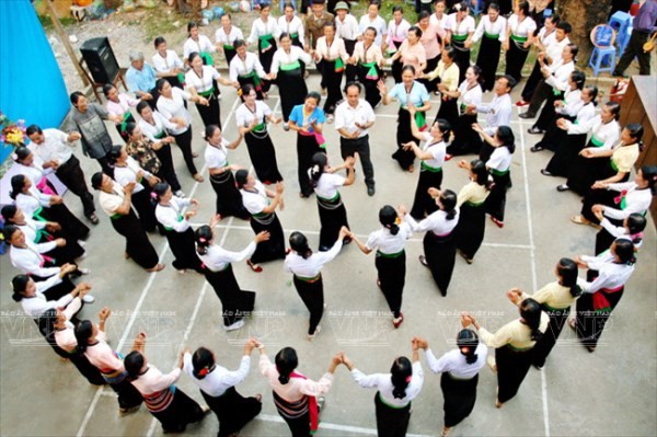 奠边省举行泰族“金邦天”节和“摆手舞”艺术入选国家级非物质文化遗产名单发布 - ảnh 1