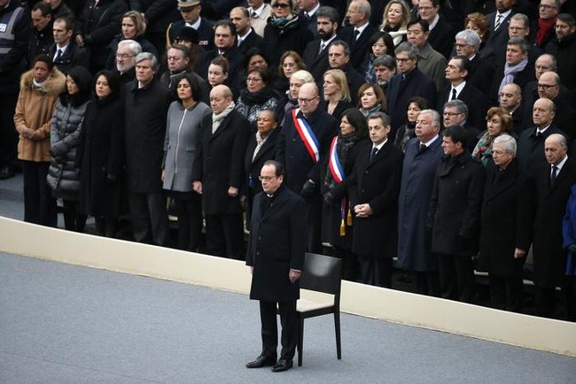 法国总统奥朗德出席《查理周刊》恐怖袭击事件纪念碑揭幕仪式 - ảnh 1