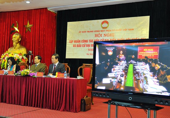 越南第14届国会代表和2016至2021年各级人民议会代表选举培训工作会议在河内举行 - ảnh 1