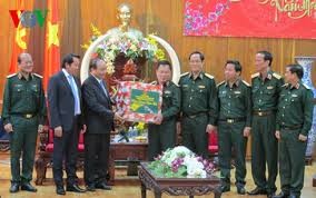 越南政府副总理阮春福向第五军区武装力量拜年 - ảnh 1
