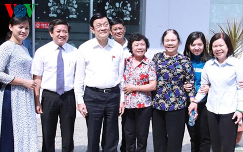 越南国家主席张晋创接触胡志明市第一郡和第三郡选民 - ảnh 1