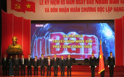 越南人民报创刊六十五周年纪念大会暨一级独立勋章颁授仪式在河内举行 - ảnh 1