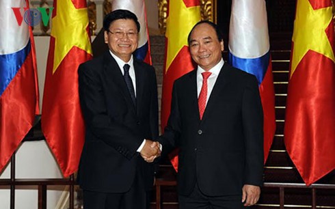 越南政府总理阮春福同老挝总理通伦•西苏里举行会谈 - ảnh 1