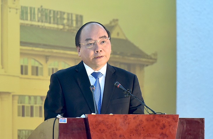 阮春福出席河内经营与科技大学成立20周年纪念会 - ảnh 1