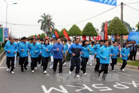 越南各地动员720万人参加2017年面向全民健康的奥林匹克长跑日活动 - ảnh 1