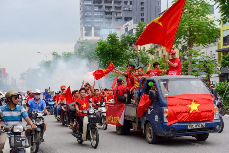 越南全国球迷热情鼓励国奥队  - ảnh 1