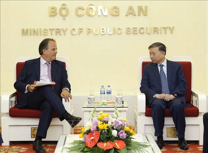 越南公安部部长苏林会见英国外交部亚太事务国务大臣马克·菲尔德 - ảnh 1