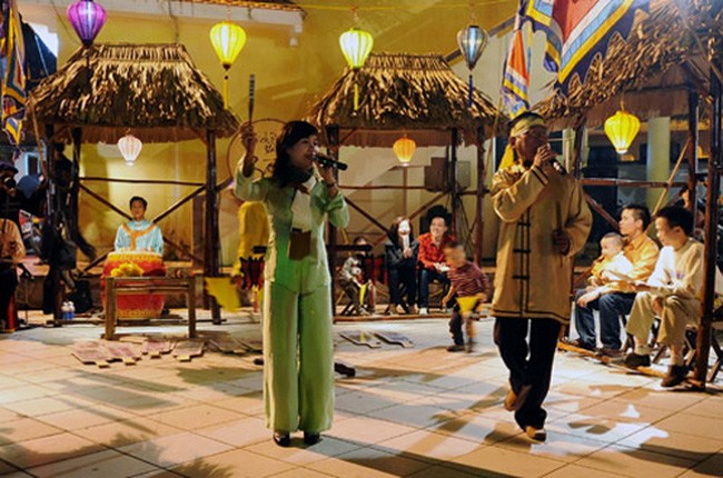越南中部发牌唱曲艺术获颁人类非物质文化遗产代表作证书 - ảnh 1